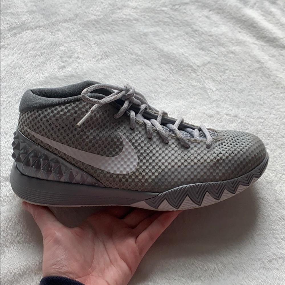Kyrie 1 Noir Queen